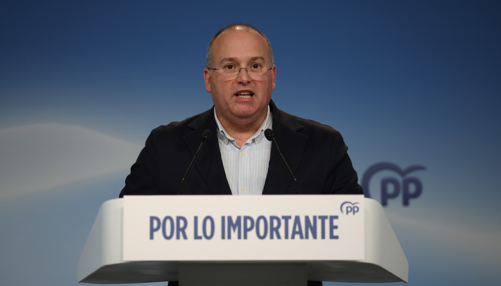 El secretario general del PP, Miguel Tellado, ofrece una rueda de prensa tras la noche electoral en la sede nacional del PP, a 8 de febrero de 2026, en Madrid (España).