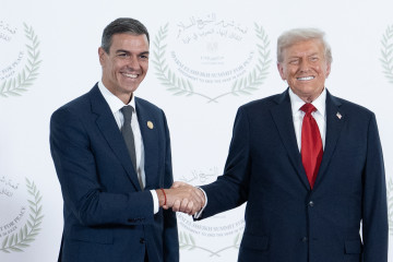 Archivo - El presidente del Gobierno, Pedro Sánchez (i) saluda al presidente de Estados Unidos, Donald Trump (d), antes de la ceremonia de firma del plan de paz para Oriente Próximo, a 13 de octubre