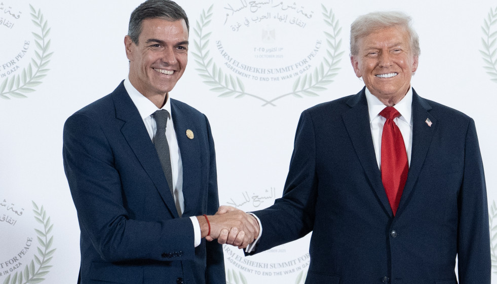 Archivo - El presidente del Gobierno, Pedro Sánchez (i) saluda al presidente de Estados Unidos, Donald Trump (d), antes de la ceremonia de firma del plan de paz para Oriente Próximo, a 13 de octubre