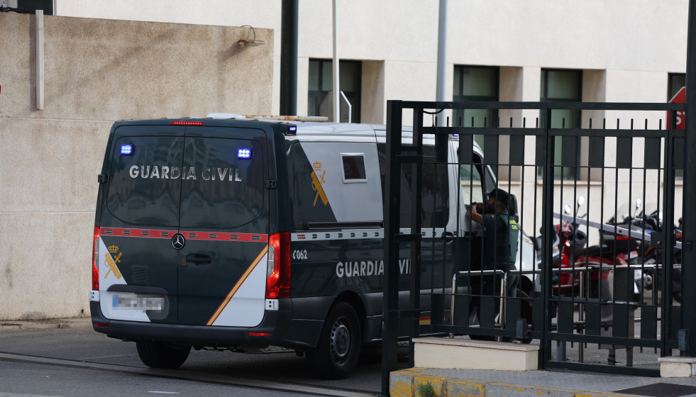 Archivo - Un furgón de la guardia civil llega a la comandancia de Cádiz donde se encuentra el detenido por la muerte de dos guardias civiles en el puerto de Barbate. A 19 de septiembre de 2024, en 