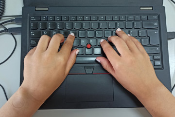 Archivo - Una persona utiliza un ordenador (foto recurso)