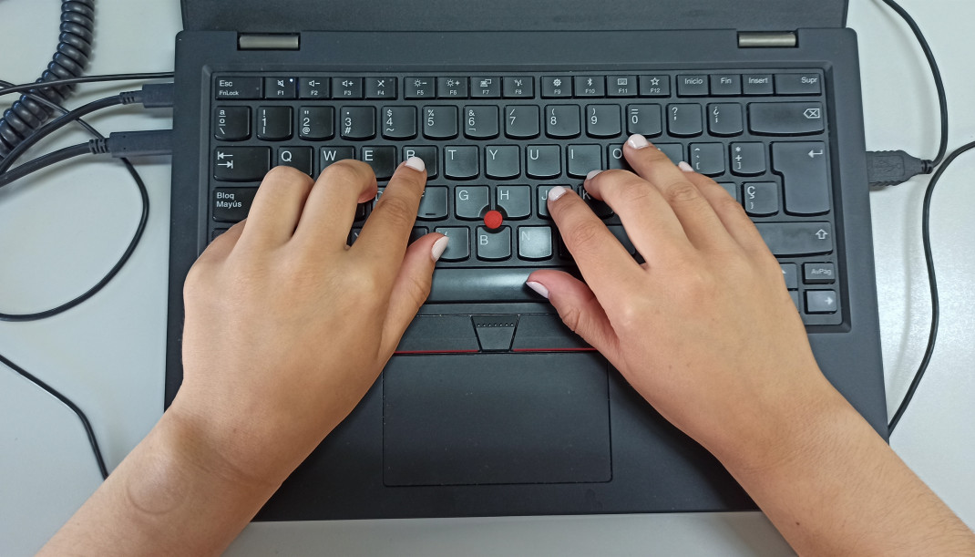 Archivo - Una persona utiliza un ordenador (foto recurso)