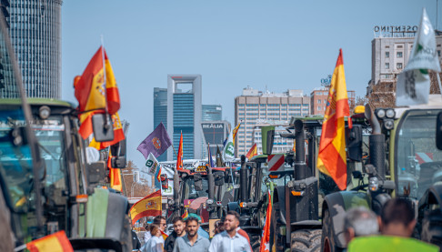 Archivo - Archivo.- Varios tractores durante una protesta en Madrid