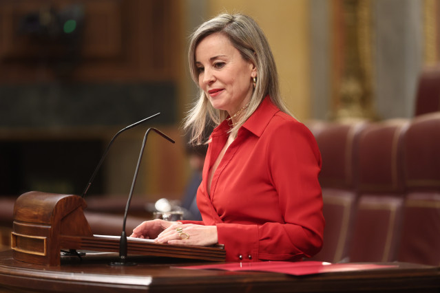 La portavoz de Sumar, Verónica Martínez, en una sesión de control al Gobierno, en el Congreso de los Diputados, a 11 de febrero de 2026, en Madrid (España).