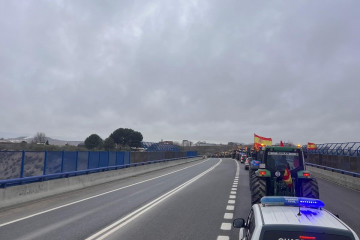 Un vehículo de la Guardia Civil escolta a la columna de tractores.