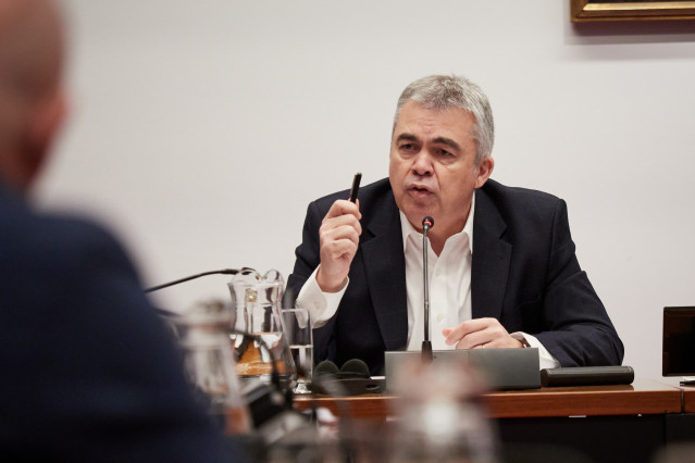 El exsecretario de organización del PSOE Santos Cerdán comparece en la Comisión de Investigación sobre adjudicaciones públicas del Parlamento de Navarra, a 11 de febrero de 2026, en Pamplona, Navarra (España). Cerdán comparece un día después del consejero
