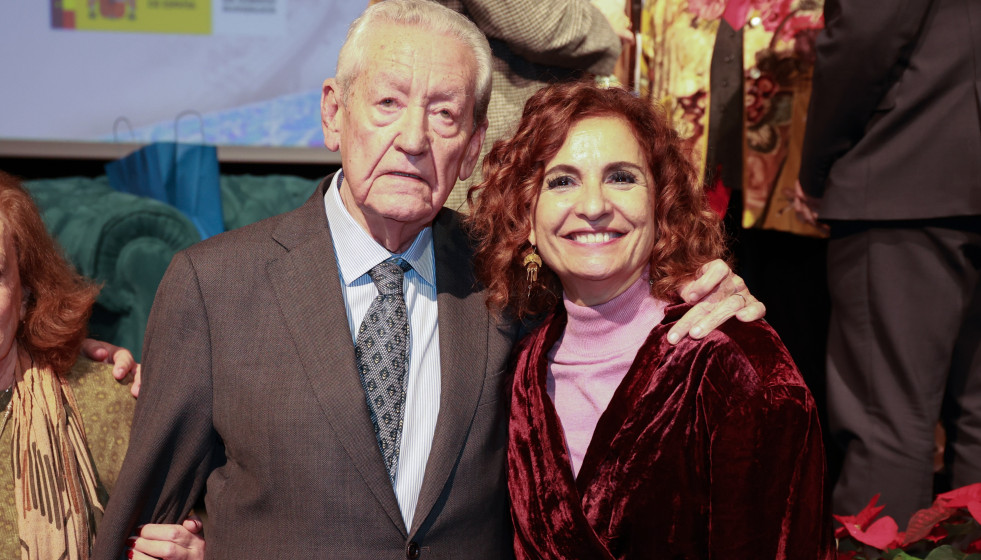 Archivo - El expresidente de la Junta y presidente de honor del PSOE-A, Rafael Escuredo, con la vicepresidenta y ministra de Hacienda y líder del PSOE andaluz, María Jesús Montero, en una imagen de