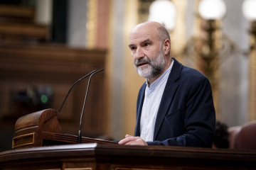 El diputado del BNG Néstor Rego interviene durante una sesión plenaria, en el Congreso