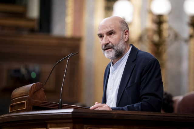 El diputado del BNG Néstor Rego interviene durante una sesión plenaria, en el Congreso