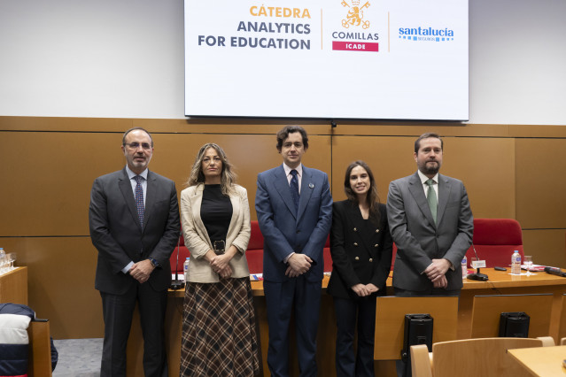 De izquierda a derecha: Andrés Romero, Raquel Redondo, Carlos Álvarez, Raquel Galazo y José Luis Arroyo.