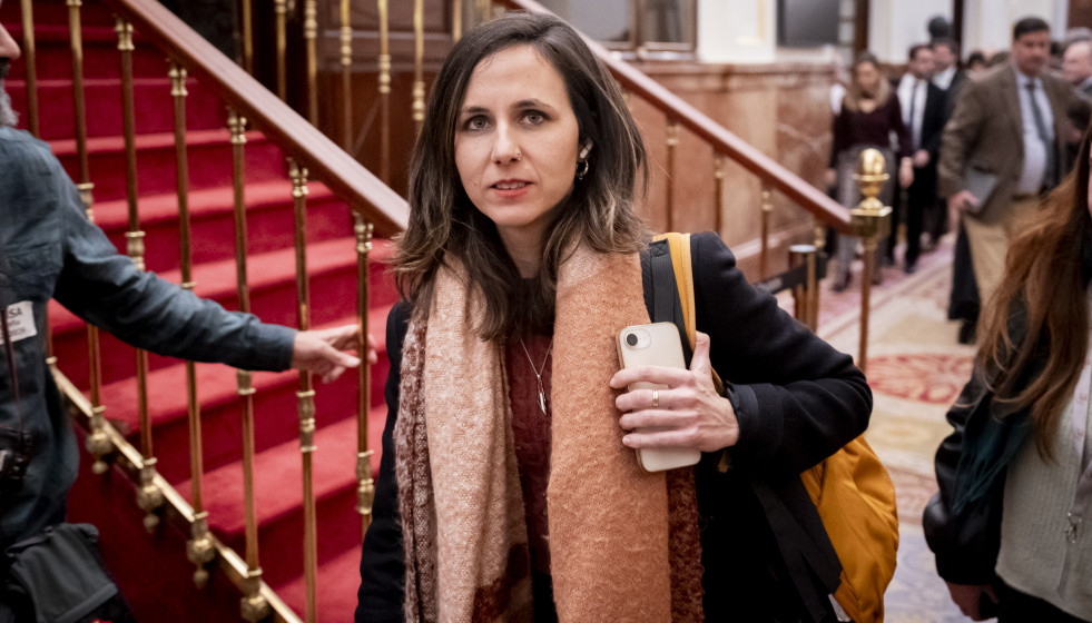 La secretaria general de Podemos, Ione Belarra, a su salida de un pleno en el Congreso de los Diputados, a 10 de febrero de 2026, en Madrid (España).