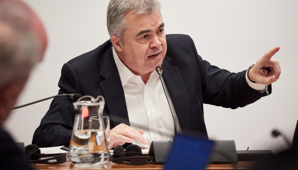 El exsecretario de organización del PSOE Santos Cerdán comparece en la Comisión de Investigación sobre adjudicaciones públicas del Parlamento de Navarra, a 11 de febrero de 2026, en Pamplona, Nav