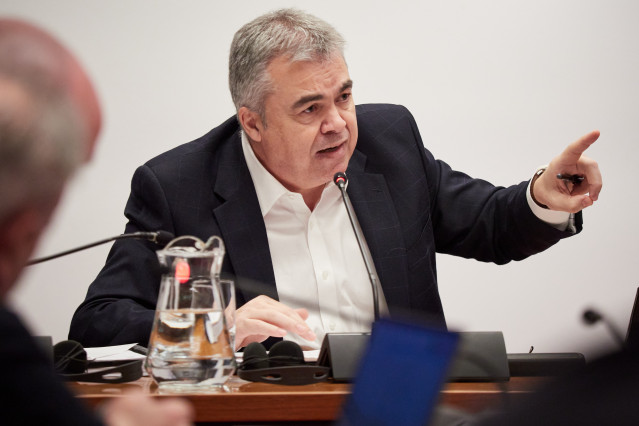 El exsecretario de organización del PSOE Santos Cerdán comparece en la Comisión de Investigación sobre adjudicaciones públicas del Parlamento de Navarra, a 11 de febrero de 2026, en Pamplona, Navarra (España). Cerdán comparece un día después del consejero