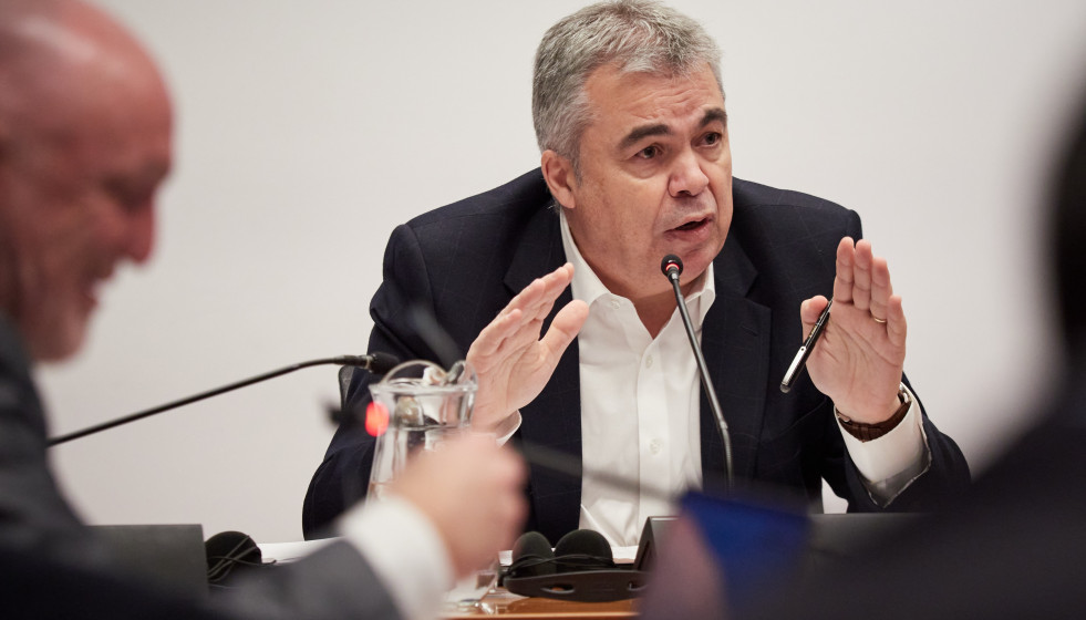 El exsecretario de organización del PSOE Santos Cerdán comparece en la Comisión de Investigación sobre adjudicaciones públicas del Parlamento de Navarra, a 11 de febrero de 2026, en Pamplona, Nav