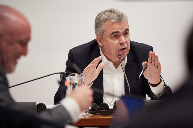 El exsecretario de organización del PSOE Santos Cerdán comparece en la Comisión de Investigación sobre adjudicaciones públicas del Parlamento de Navarra, a 11 de febrero de 2026, en Pamplona, Navarra (España). Cerdán comparece un día después del consejero