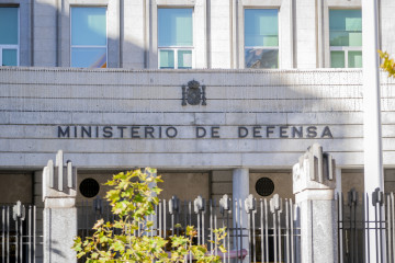 Archivo - Fachada del Ministerio de Defensa donde se ha recibido un paquete bomba, a 1 de diciembre de 2022, en Madrid (España).