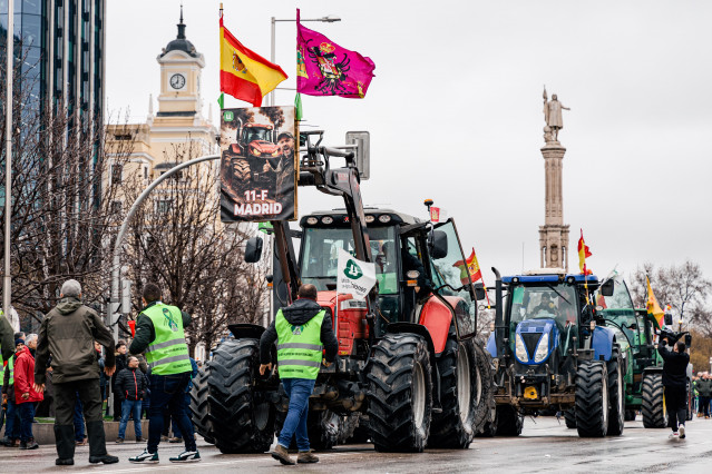 Tractores y manifestantes marchan desde la Plaza de Colón, a 11 de febrero de 2026, en Madrid (España).