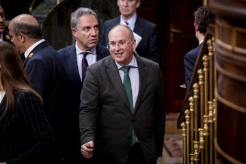 El vicesecretario de Política Autonómica y Local y Análisis Electoral del PP y diputado en el Congreso, Elías Bendodo (i) y el secretario general del PP, Miguel Tellado (d), durante un pleno en el