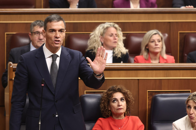 El presidente del Gobierno, Pedro Sánchez, y la vicepresidenta primera del Gobierno y ministra de Hacienda, María Jesús Montero, en una sesión de control al Gobierno , en el Congreso de los Diputados, a 11 de febrero de 2026, en Madrid (España).