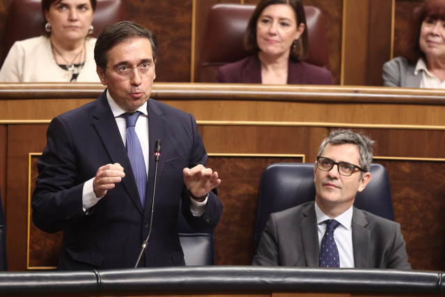 El ministro de Asuntos Exteriores, José Manuel Albares (i), y el ministro de la Presidencia, Félix Bolaños (d),  durante una sesión de control al Gobierno , en el Congreso de los Diputados