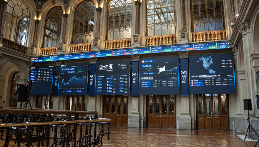 Archivo - Paneles con índices bursátiles en el Palacio de la Bolsa de Madrid, a 13 de julio de 2023, en Madrid (España).