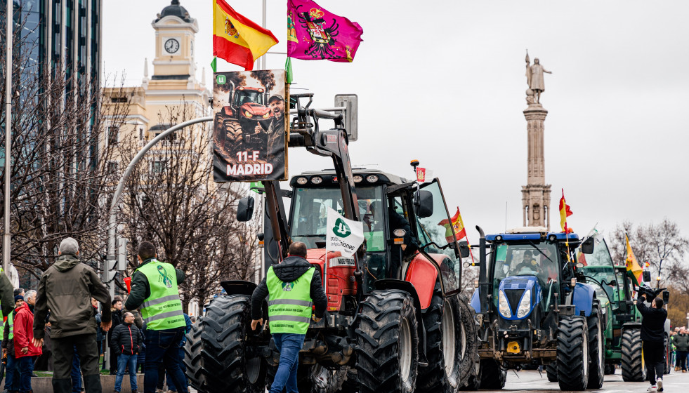 Tractores y manifestantes marchan desde la Plaza de Colón, a 11 de febrero de 2026, en Madrid (España).