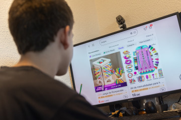 Archivo - Una persona realiza una búsqueda en la plataforma de compras low cost Shein