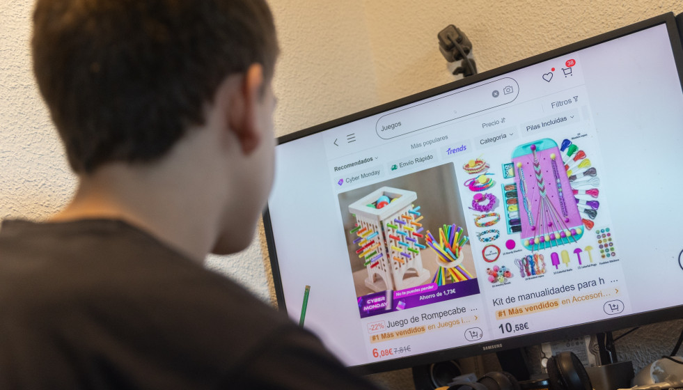 Archivo - Una persona realiza una búsqueda en la plataforma de compras low cost Shein