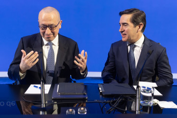 El presidente de BBVA, Carlos Torres Vila (d), y el consejero delegado, Onur Genç (i), presentan los resultados financieros correspondientes al ejercicio 2025, a 5 de febrero de 2026, en Madrid (Espa