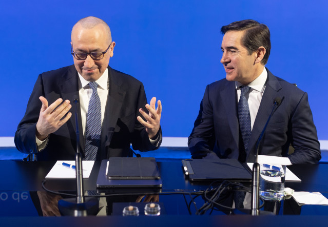 El presidente de BBVA, Carlos Torres Vila (d), y el consejero delegado, Onur Genç (i), presentan los resultados financieros correspondientes al ejercicio 2025, a 5 de febrero de 2026, en Madrid (España).