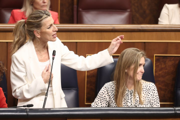 La vicepresidenta segunda y ministra de Trabajo, Yolanda Díaz (i), y la vicepresidenta tercera y ministra para la Transición Ecológica, Sara Aagesen (d), durante una sesión en el Congreso de los D