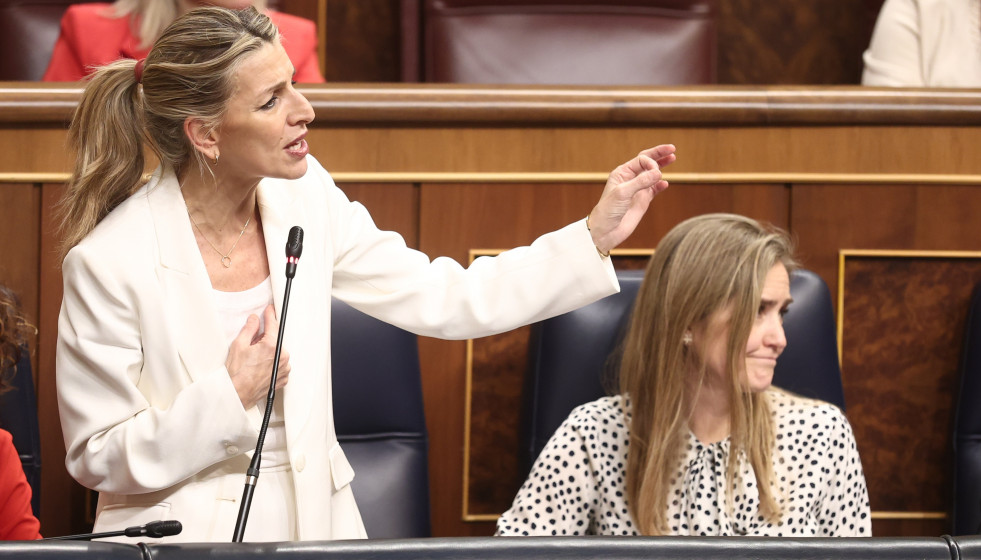 La vicepresidenta segunda y ministra de Trabajo, Yolanda Díaz (i), y la vicepresidenta tercera y ministra para la Transición Ecológica, Sara Aagesen (d), durante una sesión en el Congreso de los D