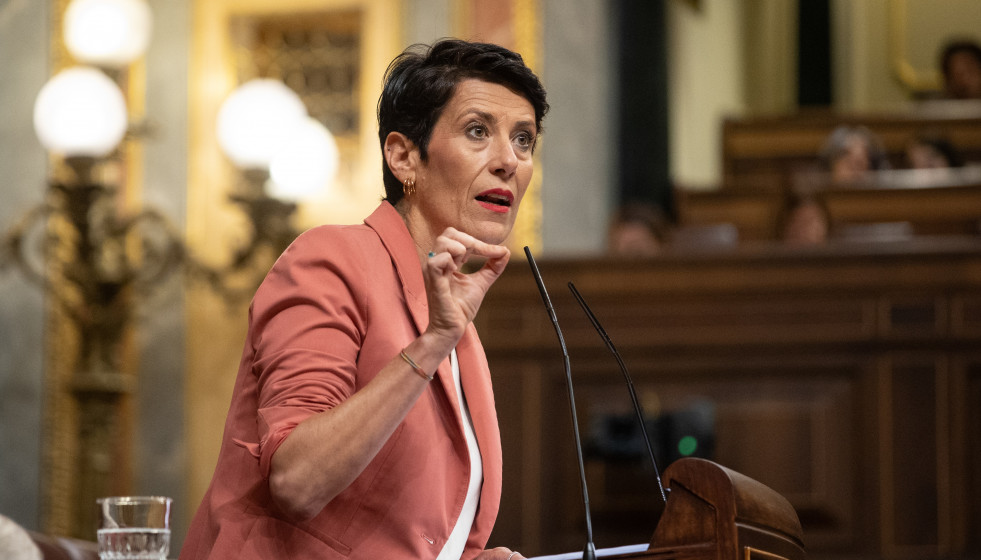 Archivo - La ministra de Inclusión, Seguridad Social y Migraciones, Elma Saiz, interviene durante una sesión plenaria en el Congreso de los Diputados