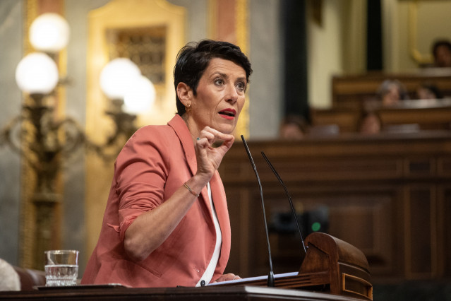 Archivo - La ministra de Inclusión, Seguridad Social y Migraciones, Elma Saiz, interviene durante una sesión plenaria en el Congreso de los Diputados