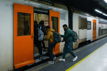 Viajeros cogen un tren en la Estación de Sants, a 26 de enero de 2026, en Barcelona, Catalunya (España).