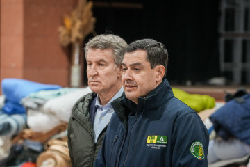 El presidente del PP, Alberto Núñez Feijóo, junto al presidente de la Junta de Andalucía, Juanma Moreno, en una comparecencia a los medios para informar sobre el accidente ferroviario en Adamuz.