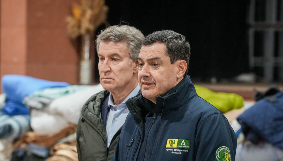 El presidente del PP, Alberto Núñez Feijóo, junto al presidente de la Junta de Andalucía, Juanma Moreno, en una comparecencia a los medios para informar sobre el accidente ferroviario en Adamuz.