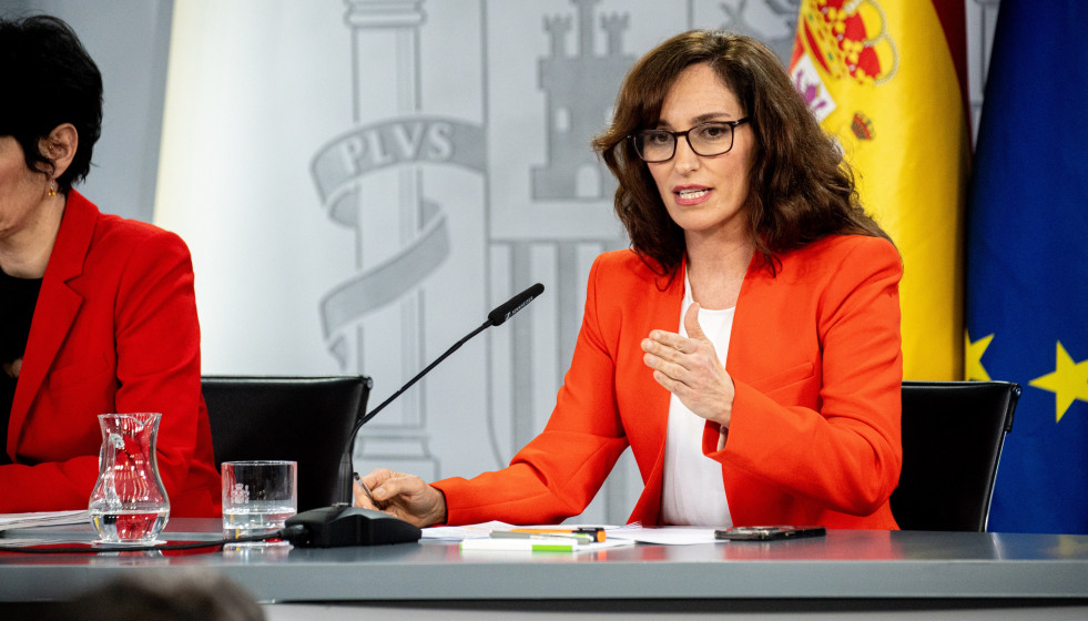 (i-d) La Ministra de Inclusión, Seguridad Social y Migraciones y portavoz del Gobierno, Elma Saiz, y la ministra de Sanidad, Mónica García, durante una rueda de prensa tras la reunión del Consejo 