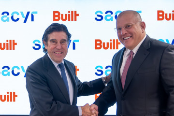 El presidente de Sacyr, Manuel Manrique, a la izquierda, sella su acuerdo con Built