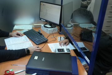 Un policía nacional atiende a un ciudadano en un trámite de documentación de extranjería