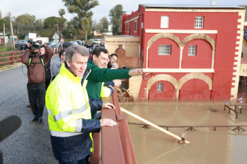 El presidente del PP, Alberto Núñez Feijóo, y el presidente de la Junta de Andalucía, Juanma Moreno, este jueves en una visita a las zonas inundadas de Jerez de la Frontera (Cádiz)