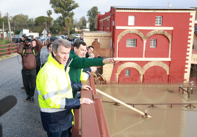 El presidente del PP, Alberto Núñez Feijóo, y el presidente de la Junta de Andalucía, Juanma Moreno, este jueves en una visita a las zonas inundadas de Jerez de la Frontera (Cádiz)