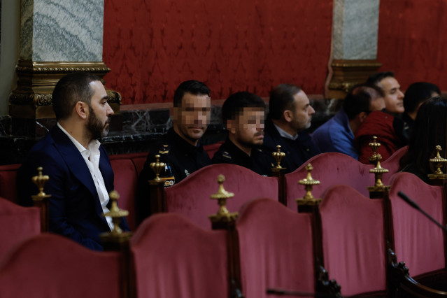 El exministro Jose Luis Ábalos (3d), y el empresario Víctor de Aldama (i), durante la audiencia preliminar en el Tribunal Supremo este jueves, para tratar las nulidades que plantean las defensas como paso previo al juicio contra el exministro y su exaseso