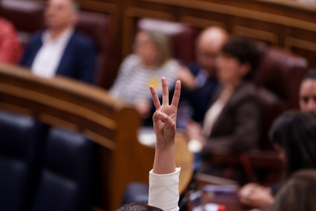Archivo - Una persona vota durante una sesión de control al Gobierno, en el Congreso de los Diputados