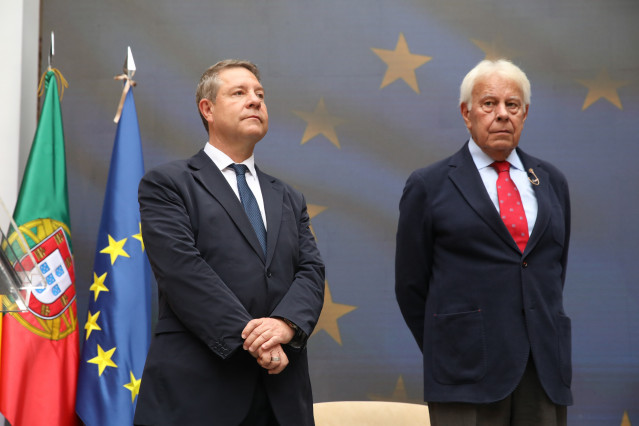 Archivo - El presidente de Castilla-La Mancha, Emiliano García-Page (i), y el expresidente de España Felipe González.