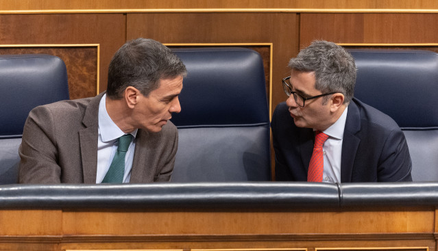 El presidente del Gobierno, Pedro Sánchez y el ministro de la Presidencia, Félix Bolaños, durante una sesión plenaria