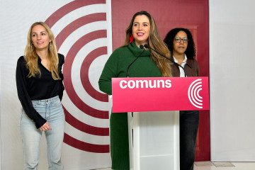 Archivo - (I-D) La portavoz de los Comuns en Badalona, Aïda Llauradó; la coordinadora Candela López, y la diputada en el Congreso Viviane Ogou, en una rueda de prensa en la sede del partido