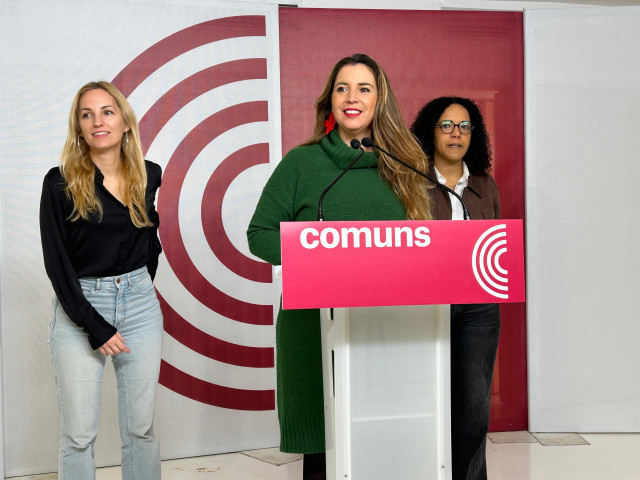 Archivo - (I-D) La portavoz de los Comuns en Badalona, Aïda Llauradó; la coordinadora Candela López, y la diputada en el Congreso Viviane Ogou, en una rueda de prensa en la sede del partido