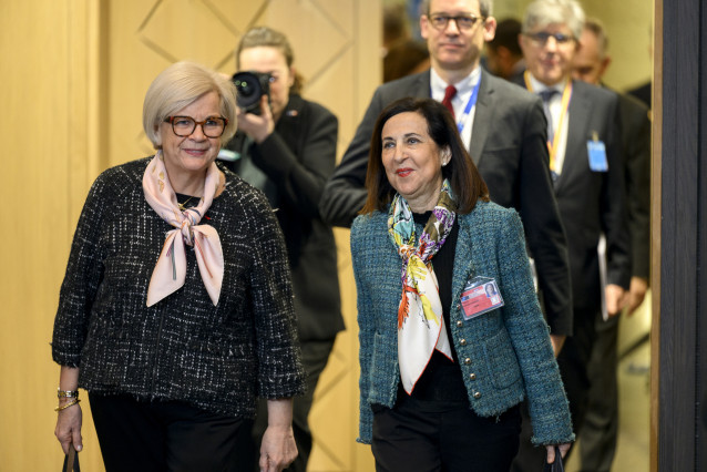 La ministra de Defensa, Margarita Robles, con su homóloga francesa, Catherine Vautrin, durante la reunión de ministros de Defensa que se celebra este jueves en Bruselas.