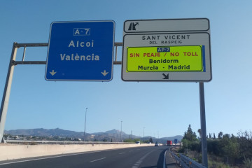 Archivo - Carteles de la liberalización del peaje de la AP7 en la circunvalación de Alicante